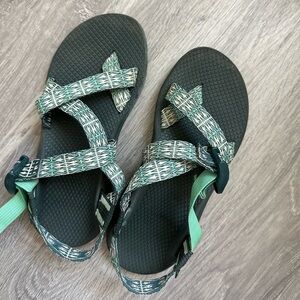 Women’s chacos size 7